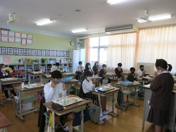 丁寧に「いただきます」をする赤阪小学校6年生