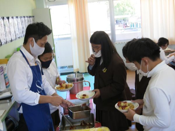 たくさんおかわりに来る赤阪小学校6年生