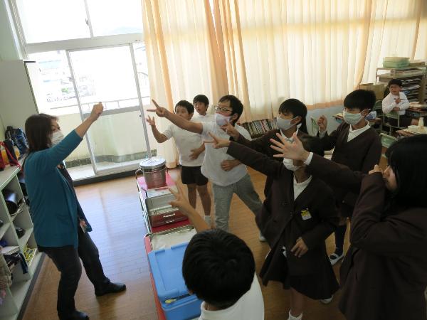 あまったおかずのジャンケンをする赤阪小学校5年生