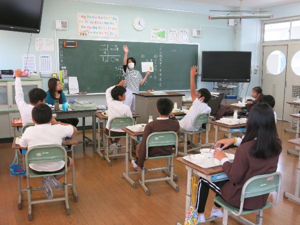 お米クイズに参加する赤阪小学校5年生