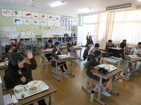 クイズに参加する赤阪小学校5年生