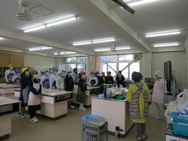 味噌づくり講師の農協女性会の方と挨拶をする村立中学校1年生