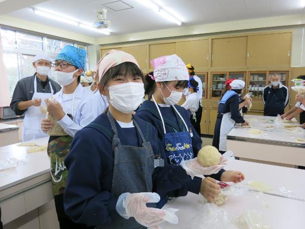 作ったみそ玉を見せてくれる村立中学校1年生