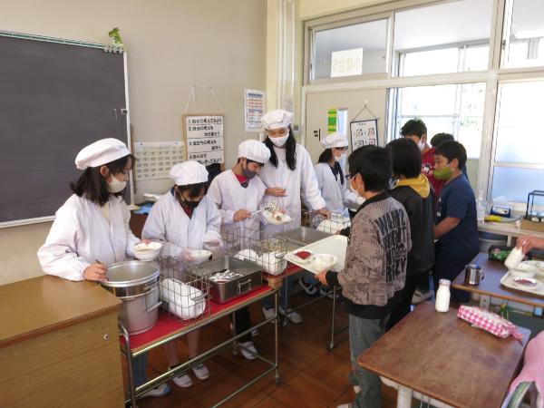 給食の配膳をする千早小吹台小学校5年生