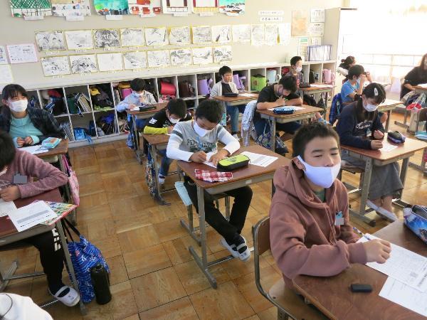 カスタマイズシートで食べたい料理を選ぶ千早小吹台小学校6年生