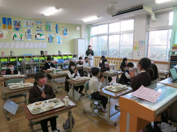 しっかりマスクをして「いただきます」をする赤阪小学校1年生