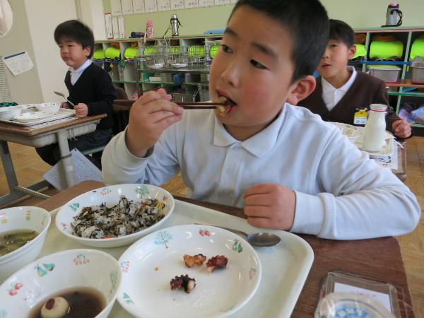 泉だこの天ぷらを食べる赤阪小学校1年生
