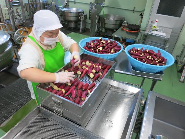 さつまいもを蒸しセイロに準備する調理員さん