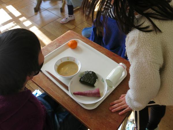 今日の給食をみて「少ない…」という千早小吹台小学校2年生