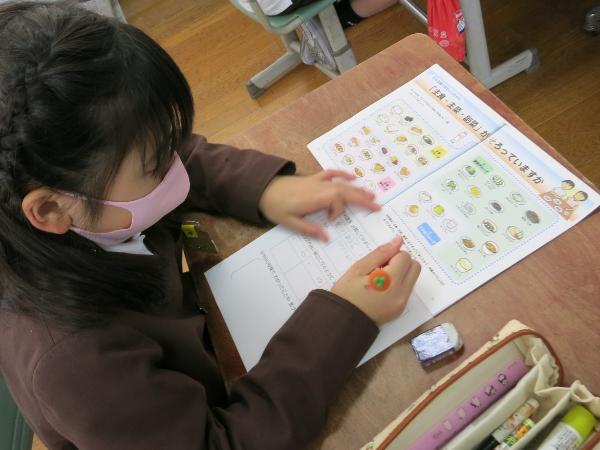 自分で選んだ献立を主食主菜副菜に分類する赤阪小学校5年生