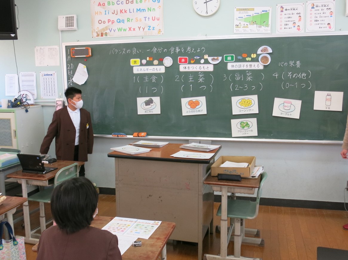 バランスよく考え直した献立を発表する赤阪小学校5年生