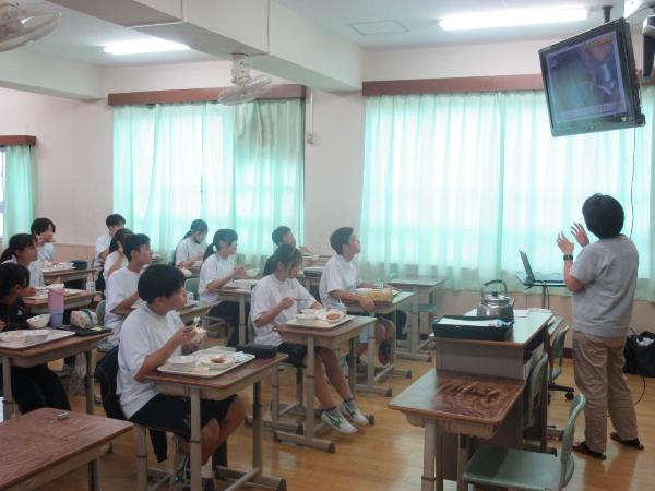 オオクボールの話を聞く村立中学校2年生