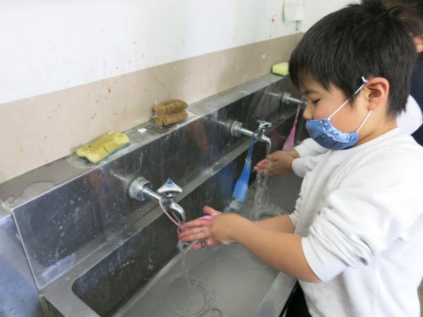爪までしっかり手洗いをする赤阪小学校2年生
