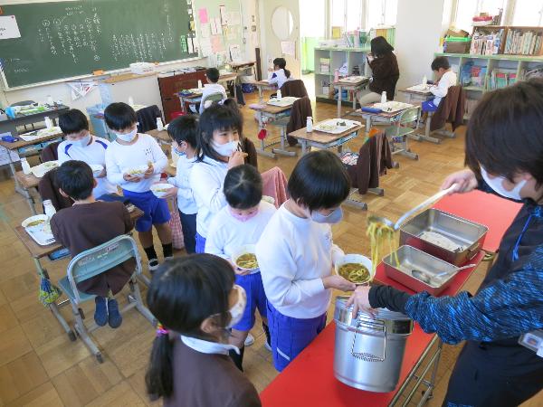 カレーうどんのおかわりに並ぶ赤阪小学校2年生
