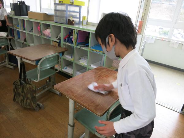 4時間目終了後、丁寧に机をふく赤阪小学校3年生