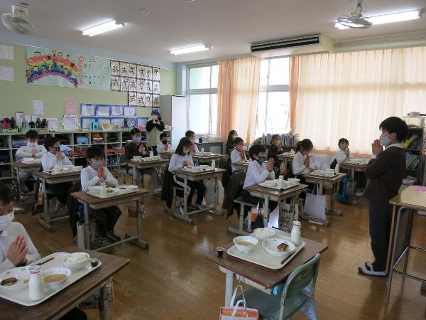 しずかに「いただきます」をする赤阪小学校3年生