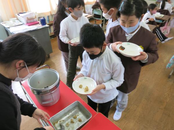 里芋のごま和えのおかわりに集まる赤阪小学校3年生