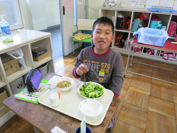 野菜もたくさんおかわりをした児童