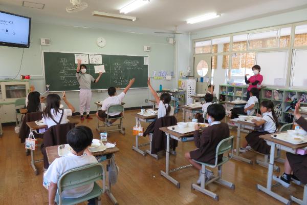 もやしクイズに参加する、赤阪小学校3年生