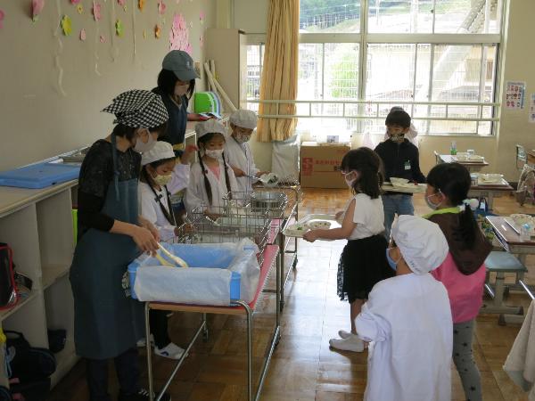 上手に配膳をする千早小吹台小学校1年生