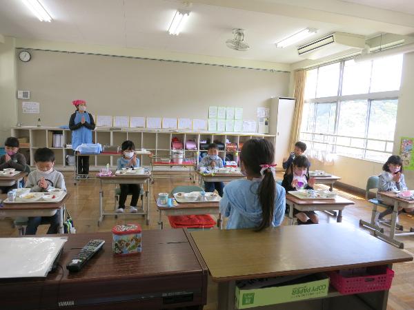 ていねいに「いただきます」をする千早小吹台小学校2年生