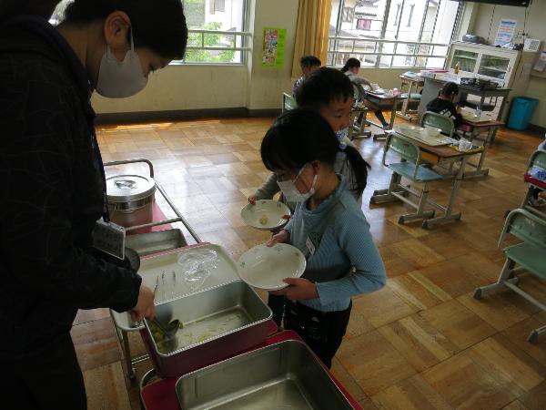 野菜のおかずをおかわりする千早小吹台小学校2年生