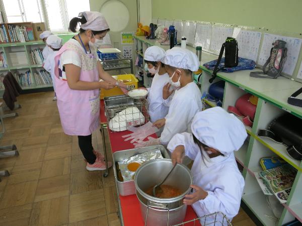 上手に配膳をする赤阪小学校1年生