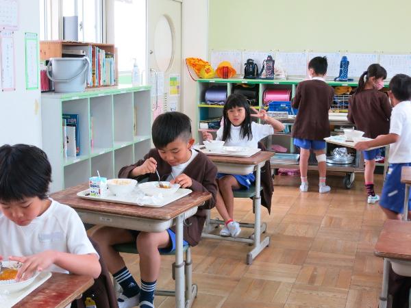 おいしそうにデザートを食べる、赤阪小学校2年生