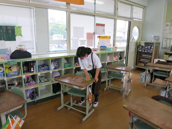 ていねいに机をふく、赤阪小学校4年生