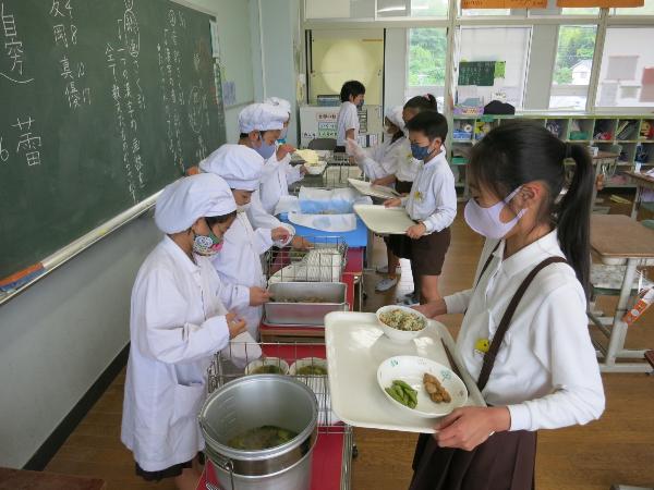落ち着いて配膳をする赤阪小学校4年生