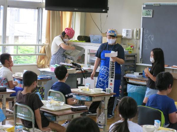 給食指導通信で台湾パインアップルを紹介して下さる、千早小吹台小学校の担任の先生
