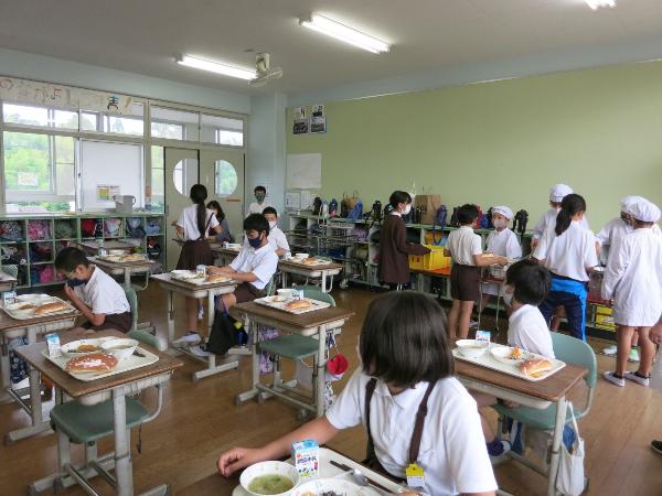 給食放送に思わず笑う、赤阪小学校5年生