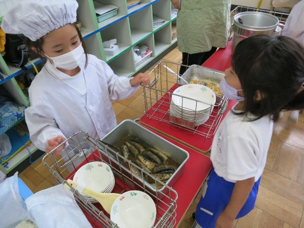 いわしの梅煮を配膳する赤阪小学校1年生