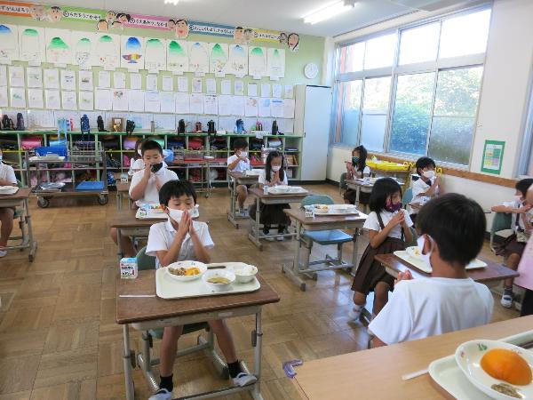 おちついて「いただきます」のあいさつをする赤阪小学校1年生
