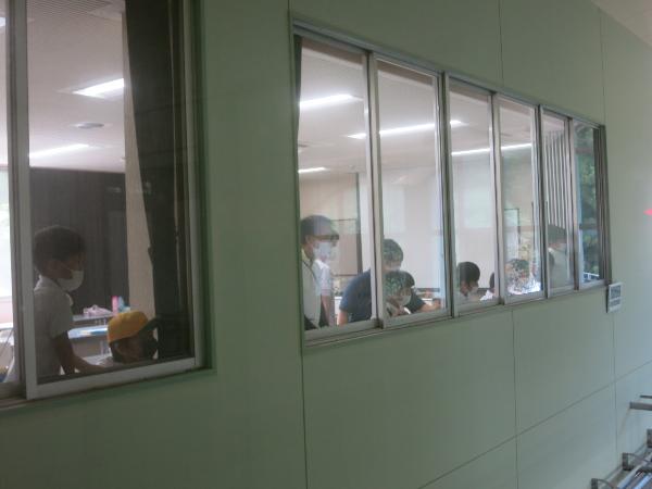 二階から調理場を見る赤阪小学校1年生