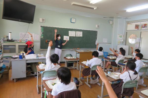 豚肉クイズに参加する、赤阪小学校4年生