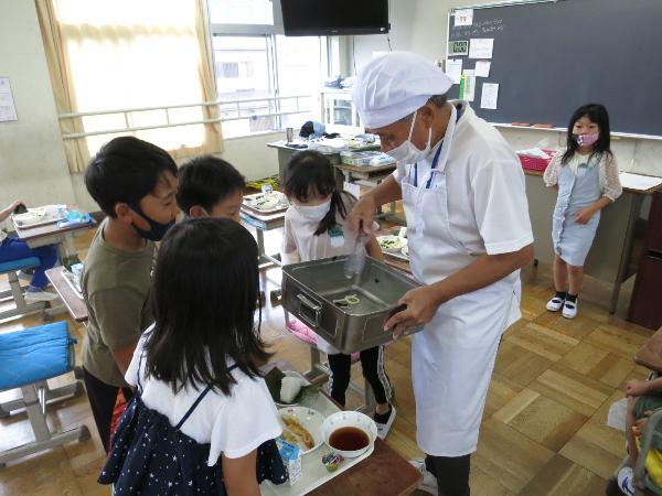 冷やしうどんに入っている氷を見せてくれる、担任の先生