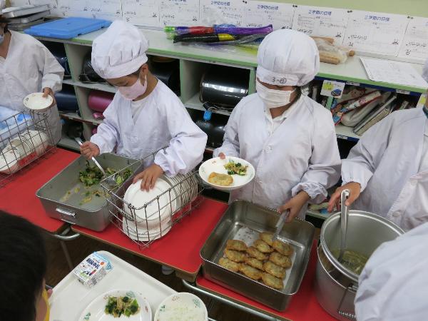 なすの揚げぎょうざを配膳する赤阪小学校3年生
