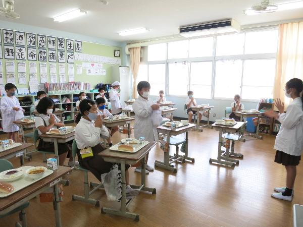 「いただきます」のあいさつをする赤阪小学校4年生