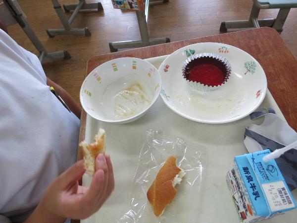 パンでポークビーンズをきれいに食べている児童