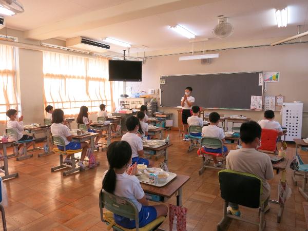 「いただきます」のあいさつをする千早小吹台小学校4年生