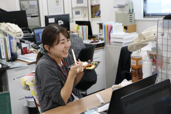 弁当給食を試食する役場職員