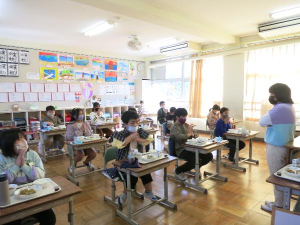 丁寧に「いただきます」のあいさつをする、千早小吹台小学校5年生