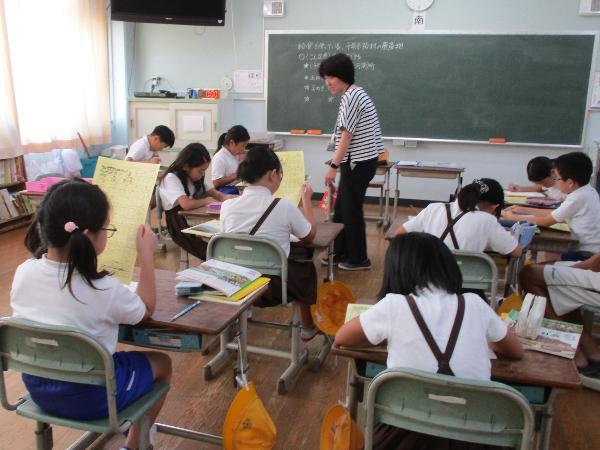 給食で使っている、千早赤阪村の農産物について調べる児童