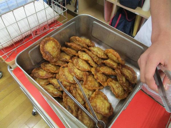 食缶にたくさん入ったオオクボール