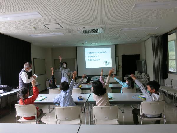 給食クイズをする千早小吹台小学校2年生