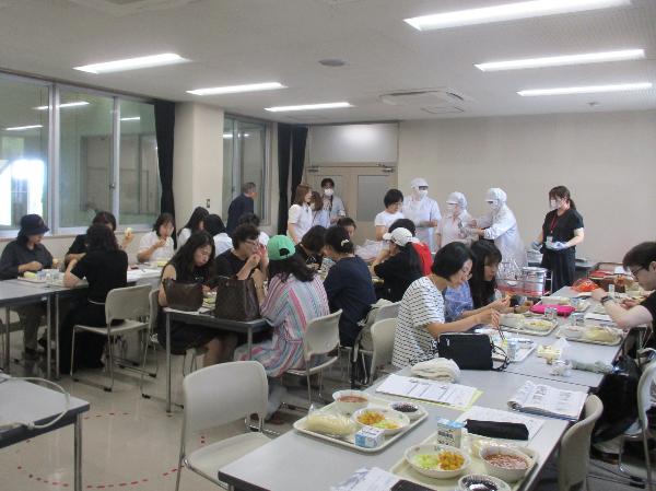 給食を試食する韓国学校栄養士のみなさん