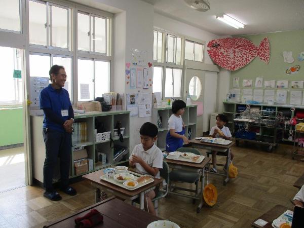 教室に来てくださった校長先生と楽しく話をする赤阪小学校2年生