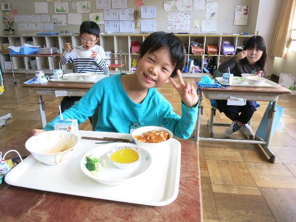 楽しそうに給食を食べる、千早小吹台小2年生