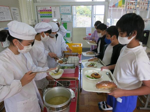 テキパキと配膳をする千早小吹台小6年生